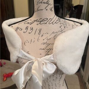 GAP Cream Faux Fur Shawl with Satin Lining vintage new